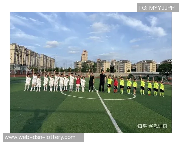 八人足球的魅力与策略探讨如何在小场地上实现团队协作与个人技术的完美结合 八人足球的魅力与策略探讨如何在小场地上实现团队协作与个人技术的完美结合