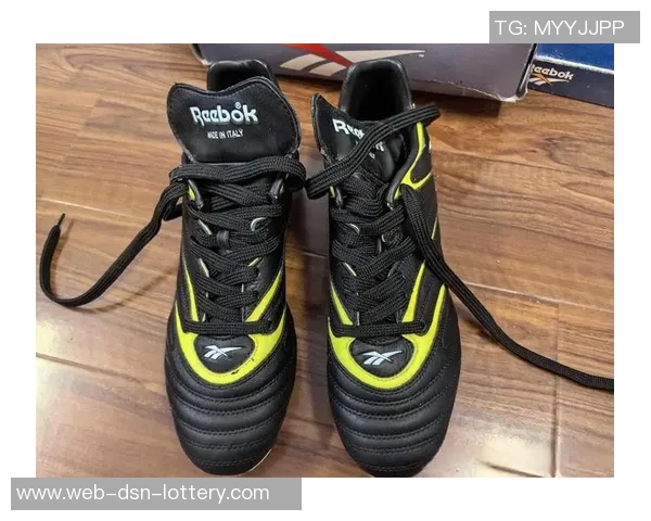 锐步足球鞋助力球场表现提升让每一次奔跑都充满自信与激情